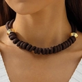 Collier en corde tressée marron foncé avec accents métalliques dorés pour femme - Style Accent Métal Spirale Café (30626-nek-brown)