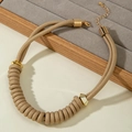 Collier moderne en corde tressée kaki avec détails dorés et chaîne ajustable - Style Accent Métal Spirale Kaki (30626-nek-khaki)