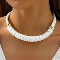 Collier ras du cou bohème en corde blanche avec élégants accents en métal doré - Style Accent Métal Spirale Blanc (30626-nek-white)