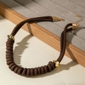 Collier en corde tressée marron avec accents métalliques dorés et chaîne ajustable - Style A Spirale Épaisse Marron (30626-nek-brown-A-EP)