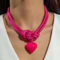 Collier à nœuds tressés magenta avec pendentif cœur brillant et détails dorés - Style Pendentif Cœur Rose Vif (31384-nek-ros-EP)