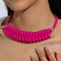 Collier nœud rouge rose avec perles dorées et design tissé audacieux à texture dense - Style Croissant Tissé Rose Vif (31216-nek-ros-EP)