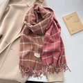 Sciarpa a quadri rosa e beige effetto cashmere con frange su un cappotto di lana beige - Rosa Giuntato Cammello (FYR-162-Rosa) / Rosa a Quadri