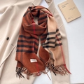 Vista dettagliata del motivo a quadri e delle frange di una calda sciarpa invernale - Patchwork Caramello Beige