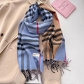 Sciarpa classica a quadri blu e kaki con nappe su un cappotto di lana - Colorblock Blu e Bianco