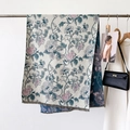 Dettaglio ravvicinato di una sciarpa jacquard spessa con motivi floreali e frange - 65*180CM / Blu Beige