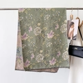Dettaglio della sciarpa jacquard verde con motivi floreali rosa e frange - 65*180CM / Verde