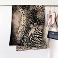 Dettaglio della sciarpa scialle con stampa leopardata e zebrata con frange morbide - Nero (FYR-59-1)