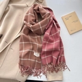 Sciarpa a quadri con nappe marrone terra e rosa scuro abbinata a un cappotto beige - 45*206cm / Rosa (Marrone Terra e Rosa Polvere a Quadri)