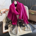 Detalle de bufanda de seda fucsia con bordado de mariposa dorada y perlas blancas - Fucsia