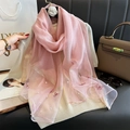 Elegante chal de seda rosa con bordados y perlas decorativas para mujeres con estilo - Rosa