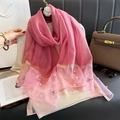 Gros plan d'une écharpe en soie dégradé rose avec broderie papillon et détails en perles - 70*200cm / Rose