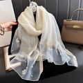 Détail d'une écharpe en soie blanche avec broderie papillon délicate et perles élégantes - 70*200cm / Blanc Cassé