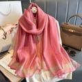 Detalle de bufanda de seda rosa con hilos dorados y borde contrastado en jersey blanco - Rosa