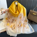 Elegante sciarpa in seta con ricamo floreale e farfalla gialla su tessuto velato bianco - Giallo (S-82-Giallo) / 70*195cm