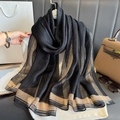 Elegante bufanda de rayas negras y marrones con hilos metálicos y flecos - Negro