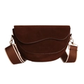 Bolso de montar mate marrón oscuro con solapa festoneada y correa ancha estampada - Marrón