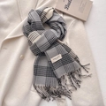 Elegante sciarpa grigia a quadri con nappe in morbido tessuto simil-cashmere - Blu Nebbia