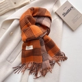Sciarpa classica a quadri arancione e marrone con frange su un cappotto di lana - Arancione