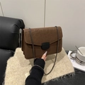Borsa a tracolla retrò in similpelle marrone con catena in metallo grigio scuro - Marrone