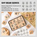 Niedliches Cartoon-Bär Holzstempel-Set mit 12 Teilen in einer Vintage Metall-Aufbewahrungsbox - Schüchterner Bär