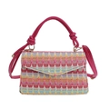 Bunte gewebte Handtasche mit geometrischen Mustern und leuchtend rosa Riemen - Rosenrot