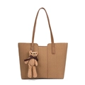 Bolso tote marrón con textura tejida y un lindo colgante de oso de punto decorativo - Caqui