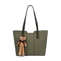 Bolso tote retro verde militar con tejido de espiga, asas marrones y adorno de oso - Verde