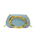 Pochette da sera azzurra con una grande impugnatura metallica dorata a forma di C - Blu