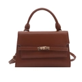Sac à main en cuir marron avec poignée supérieure et boucle en métal sur fond blanc - Marron