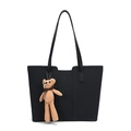 Bolso tote negro vintage texturizado con un lindo colgante de oso de peluche - Negro