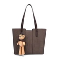 Bolso tote marrón de espiga con asas de cuero y colgante de oso de ganchillo beige - café