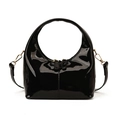 Bolso de mano en charol negro brillante con herrajes dorados y correa ajustable - Negro