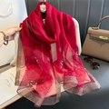 Eleganter roter Schal mit glitzerndem Goldrand und Perlen-Blumendekorationen - Burgunderrot