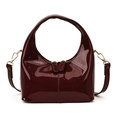 Bolso hobo burdeos brillante en charol con herrajes dorados y correa ajustable larga - Burdeos