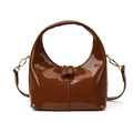 Borsa hobo in pelle verniciata marrone lucida con hardware dorato e tracolla rimovibile - Marrone