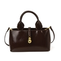 Dunkelbraune Beuteltasche aus glänzendem Lackleder mit goldenem Wu-Lou-Anhänger - Braun