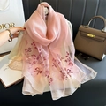 Elegante sciarpa in seta rosa chiaro con ricami floreali e motivi a fiocco - Rosa (S-82-Rosa) / 70*195cm