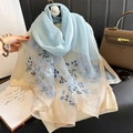 Sciarpa in seta ricamata azzurra con delicati motivi floreali di farfalle e bordi dorati - Blu (S-82-Blu) / 70*195cm