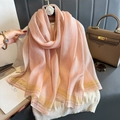 Bufanda larga de rayas rosa con líneas doradas brillantes y borde de patchwork - Rosa Claro