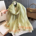 Bufanda larga verde claro con rayas verticales y bordes en bloques de color beige - Verde claro