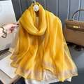 Bufanda larga de color amarillo brillante con rayas verticales plateadas y borde beige - Amarillo