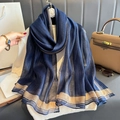 Pañuelo largo de seda azul marino con rayas doradas y borde en contraste beige mujer - Azul marino