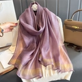 Elegante chal degradado en violeta oscuro con textura de seda metálica dorada - Púrpura Taro