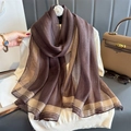 Pañuelo largo de seda a rayas marrones para mujer con hilos metálicos brillantes - Marrón