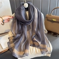 Elegante bufanda a rayas gris oscuro y champán con sutiles detalles de hilo dorado - Gris oscuro