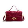 Sac à main chic bordeaux avec gaufrage serpent, boucle logo M dorée et bandoulière - Rouge
