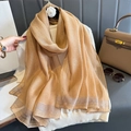 Elegante bufanda de seda caramelo con rayas doradas y un borde a cuadros sofisticado - Camel