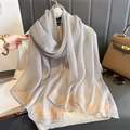 Bufanda de seda a rayas gris claro con borde rosa melocotón y beige para mujer - Gris