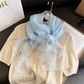 Écharpe en soie bleu clair avec broderies florales 3D et perles sur haut beige - 70*200cm / Bleu clair